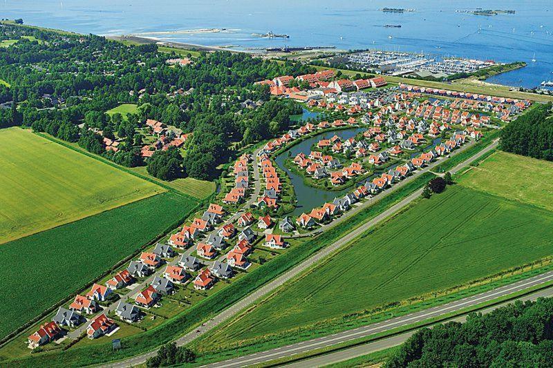 Wunderschoenes-freihstehendes-Ferienhaus-an-der-See-Sauna-Strand-Yachthafen-WLAN Bruinisse Exterior foto