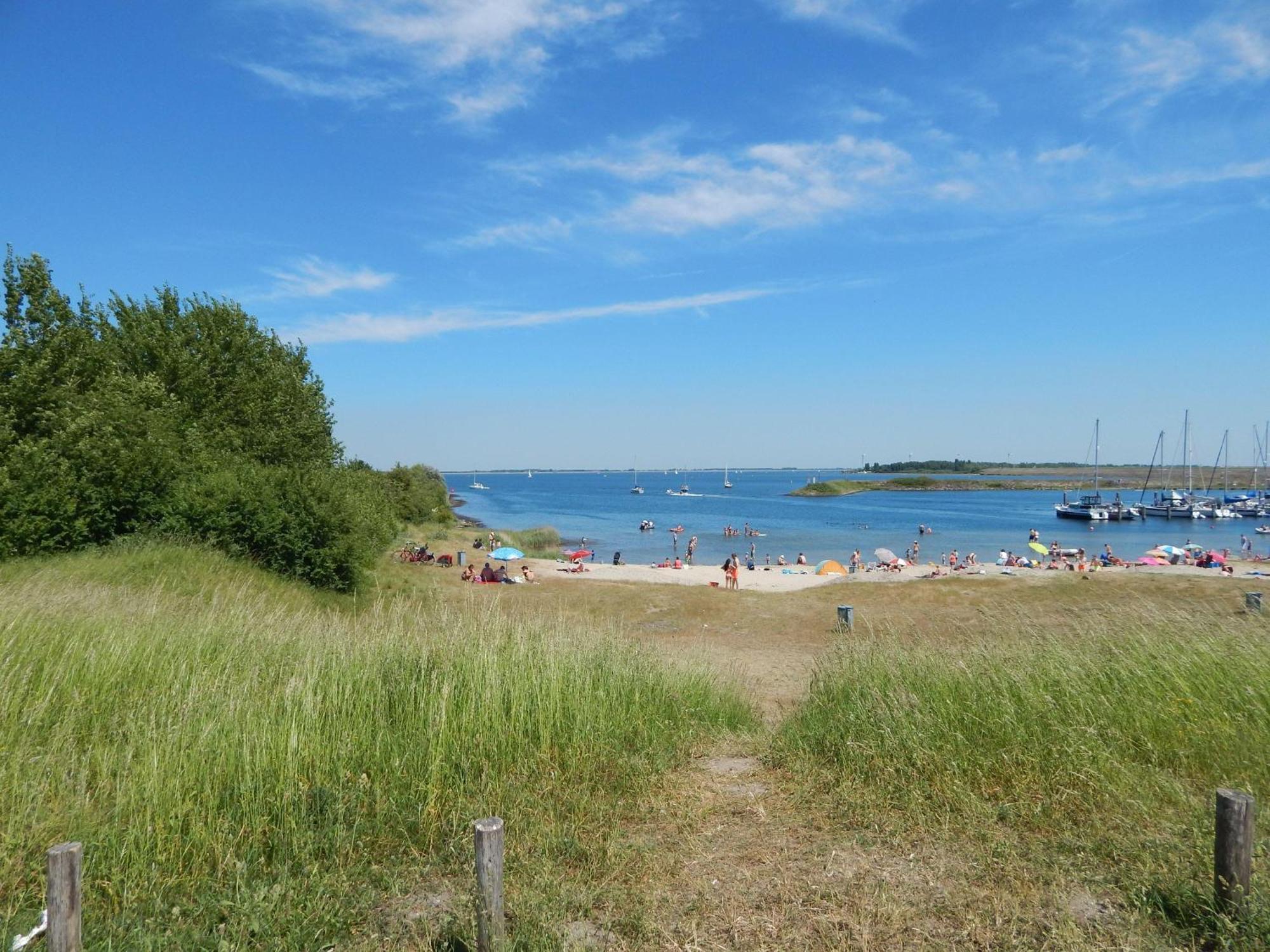 Wunderschoenes-freihstehendes-Ferienhaus-an-der-See-Sauna-Strand-Yachthafen-WLAN Bruinisse Exterior foto