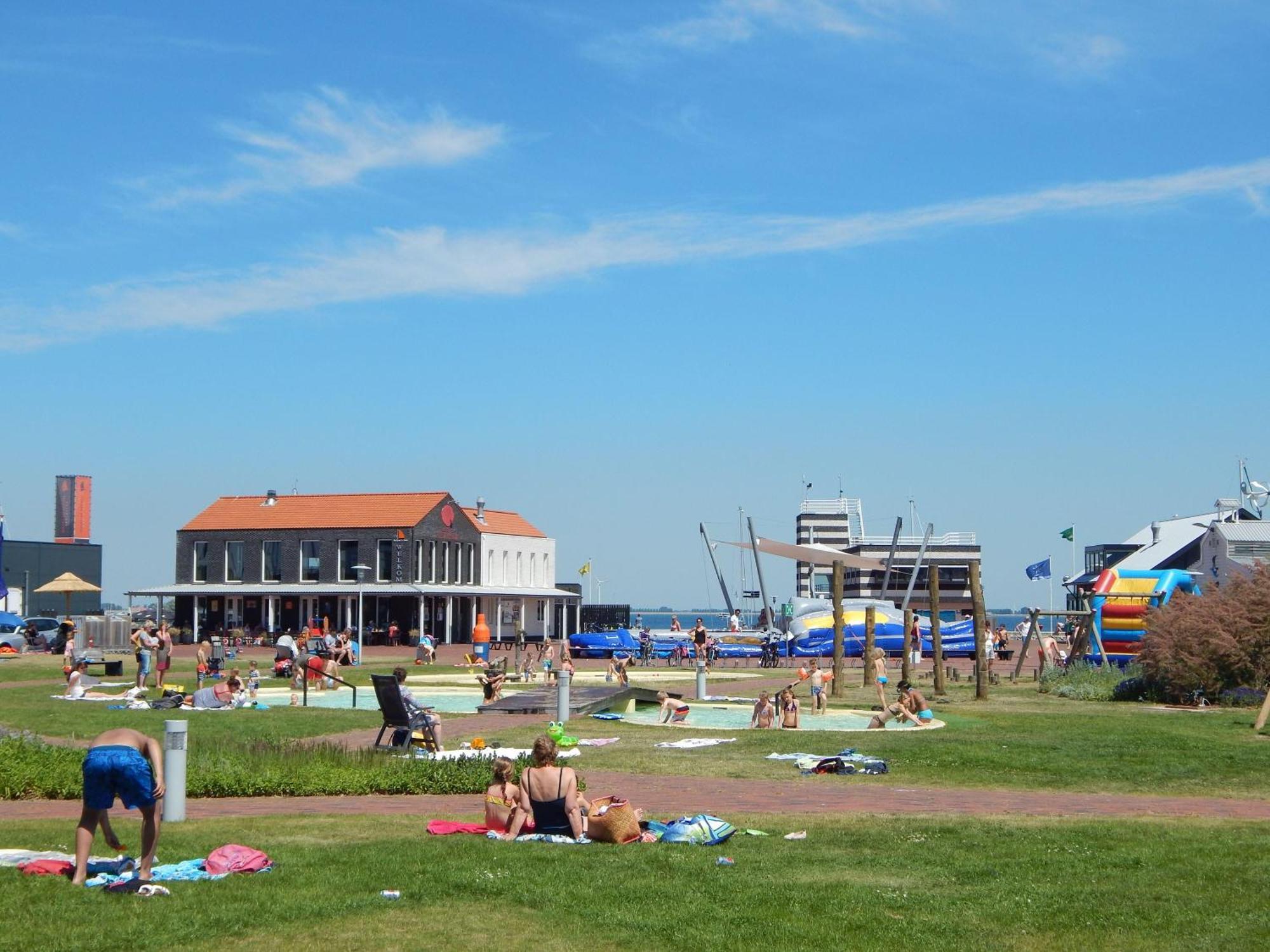 Wunderschoenes-freihstehendes-Ferienhaus-an-der-See-Sauna-Strand-Yachthafen-WLAN Bruinisse Exterior foto
